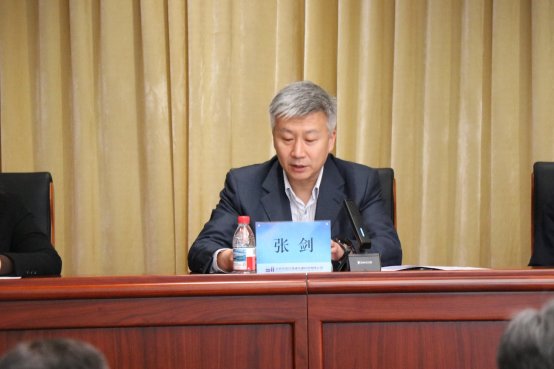 窗帘前的人

AI 生成的内容可能不正确。