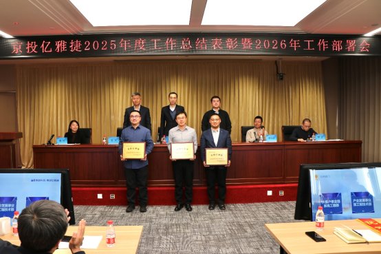 人们在看台上的人在房间里

AI 生成的内容可能不正确。