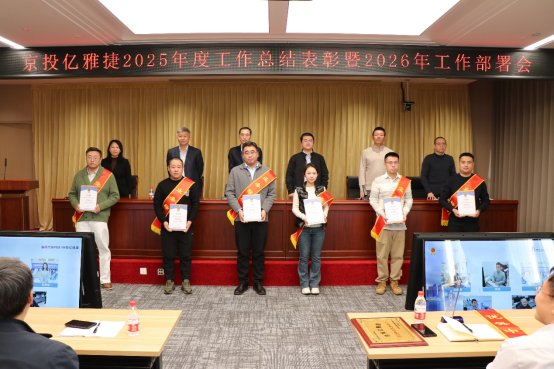 一群人站在桌子前

AI 生成的内容可能不正确。