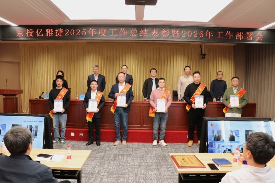 人们在看台上的人在房间里

AI 生成的内容可能不正确。