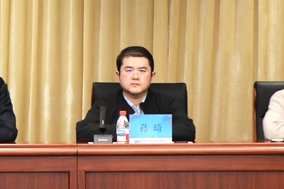 桌子上放着电视的人

AI 生成的内容可能不正确。