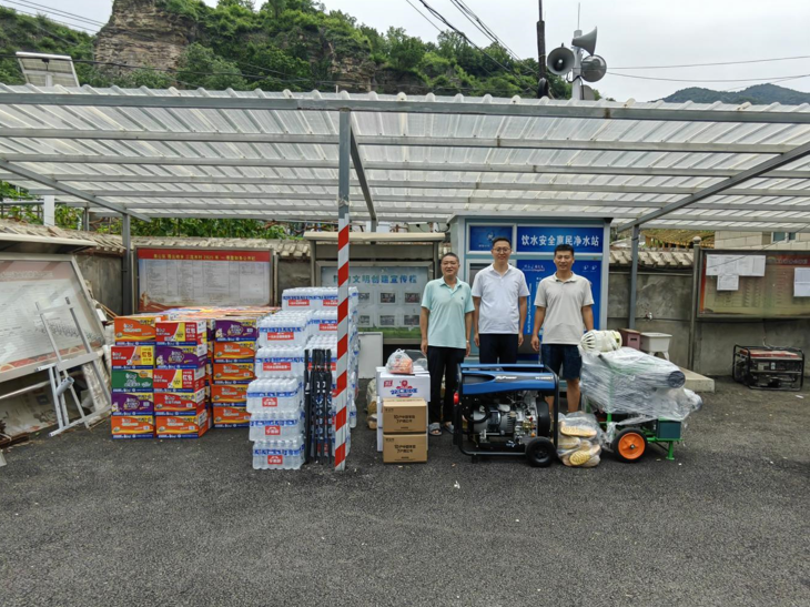 坚守一线抗洪峰 装备驰援暖民心