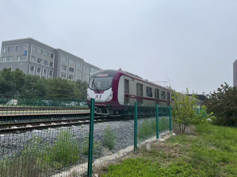 河北京车生产的15号线增购车首列车顺利上线运营